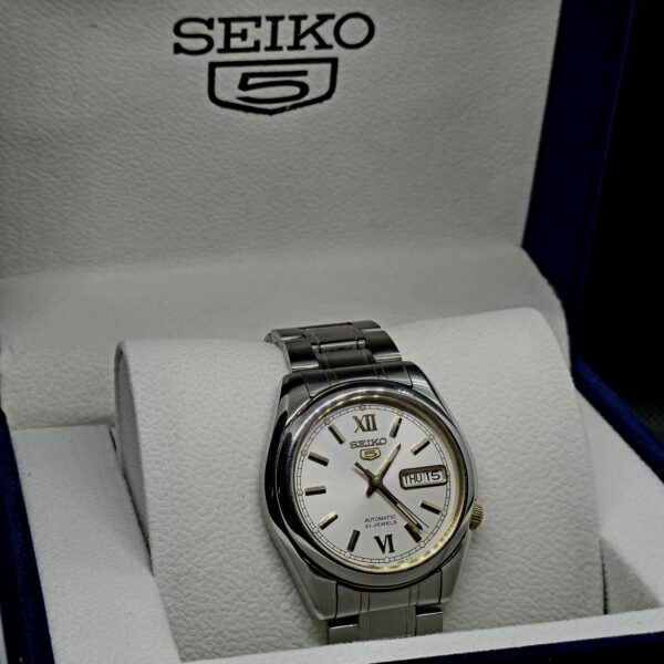 2026/08/5888-scaled.jpg Seiko 5 SNKL57K